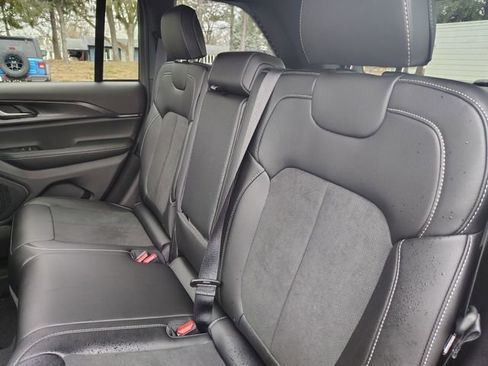 New 2025 Jeep Grand Cherokee Altitude image 32