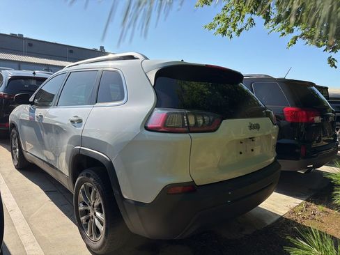 Used 2019 Jeep Cherokee Latitude Plus w/ Comfort/Convenience Group FWD image 4