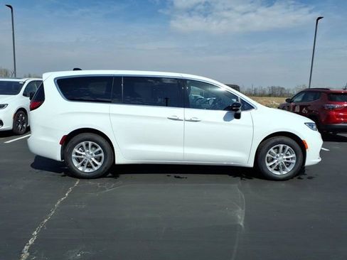 New 2026 Chrysler Pacifica Select image 20