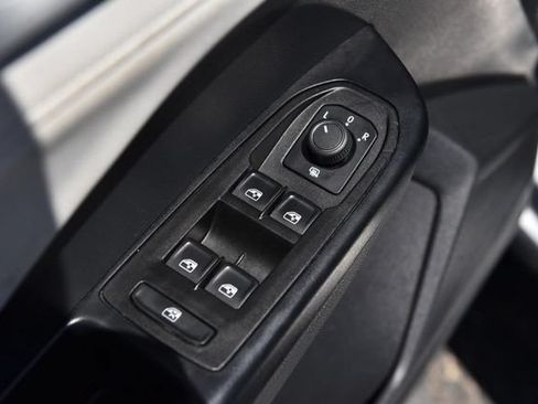 Used 2025 Volkswagen Taos SE FWD image 8