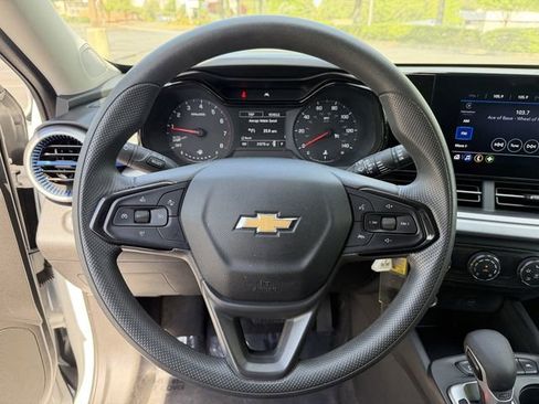 Used 2025 Chevrolet Trax LS FWD image 15