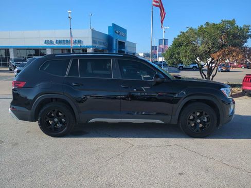 Used 2024 Volkswagen Atlas Peak Edition SE image 9