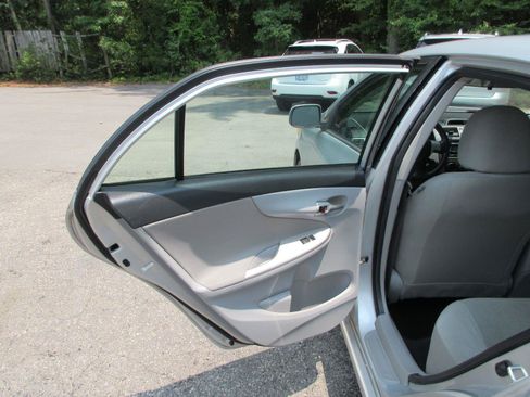 Used 2012 Toyota Corolla LE w/ Premium Pkg FWD image 12