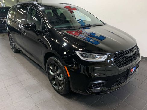 New 2026 Chrysler Pacifica Limited image 2