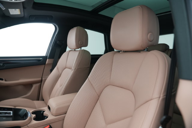 Certified 2026 Porsche Macan AWD/4WD image 13