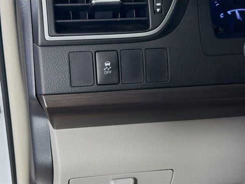 Used 2015 Toyota Camry XLE FWD image 11