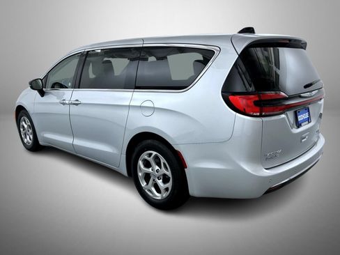 Used 2024 Chrysler Pacifica Limited FWD image 7
