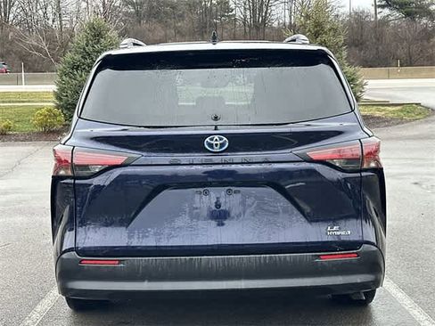 Used 2022 Toyota Sienna LE image 4