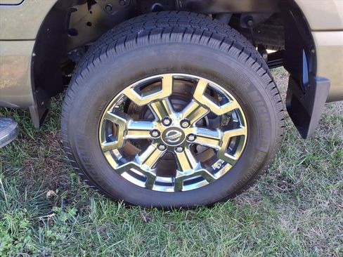 Used 2017 Nissan Titan SV image 12