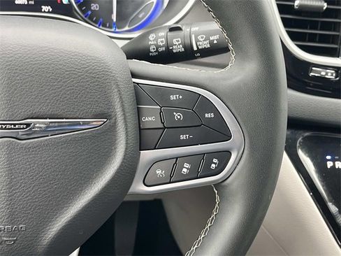Used 2024 Chrysler Pacifica Touring-L image 18