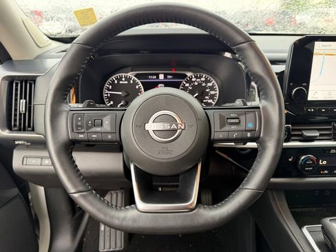 Used 2024 Nissan Pathfinder SL w/ SL Premium Package FWD image 18