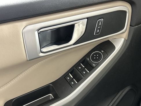 Used 2022 Ford Explorer XLT w/ Equipment Group 202A image 18