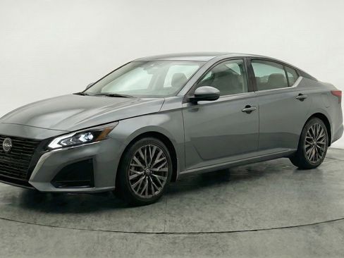 Used 2025 Nissan Altima 2.5 SV image 3