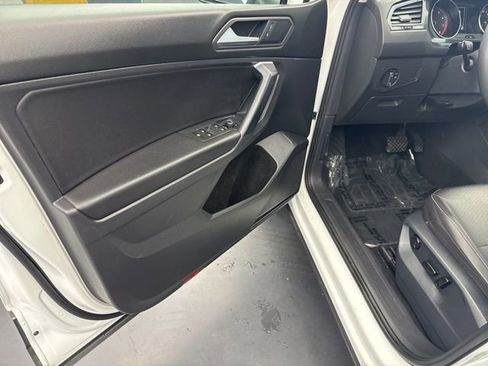 Used 2021 Volkswagen Tiguan SEL image 32
