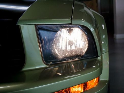 Used 2005 Ford Mustang GT RWD image 70