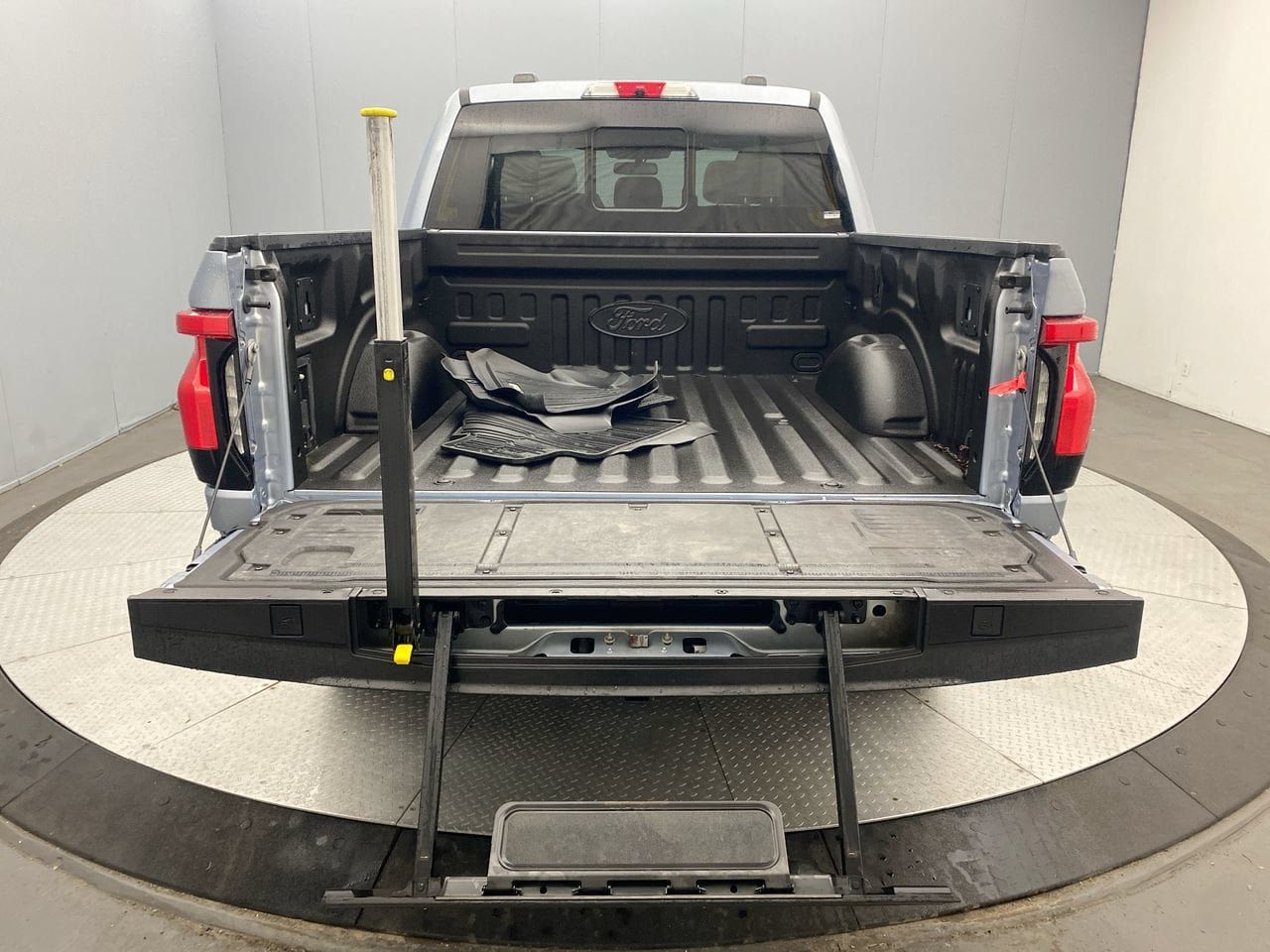 Used 2022 Ford F150 Lightning Platinum AWD/4WD image 27