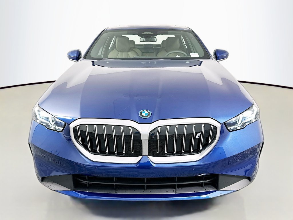 Used 2026 BMW i5 eDrive40 w/ Premium Package RWD image 2