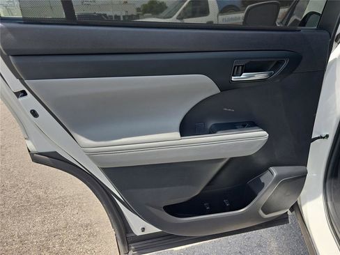 Used 2022 Toyota Highlander XLE FWD image 12