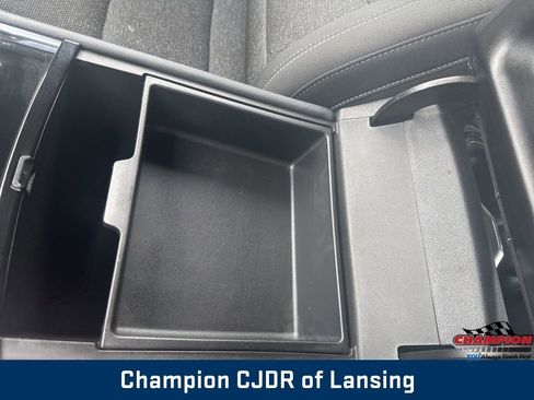 Used 2024 Chevrolet Traverse LT image 39