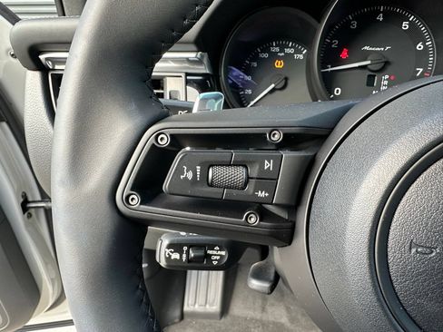 Used 2026 Porsche Macan AWD/4WD image 18