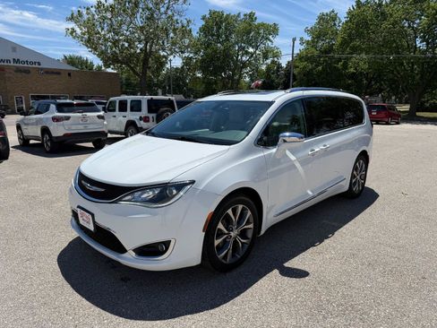 Used 2017 Chrysler Pacifica Limited FWD image 1