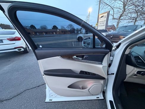 Used 2016 Lincoln MKX Reserve w/ Technology Package FWD image 9