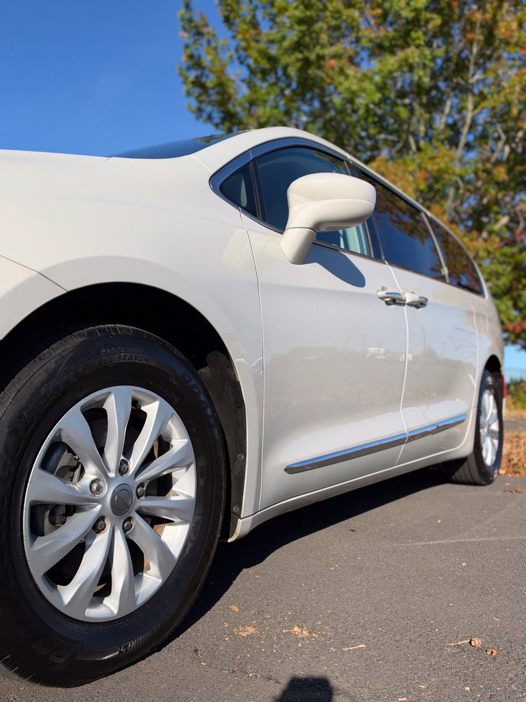 Used 2017 Chrysler Pacifica Touring-L FWD image 46