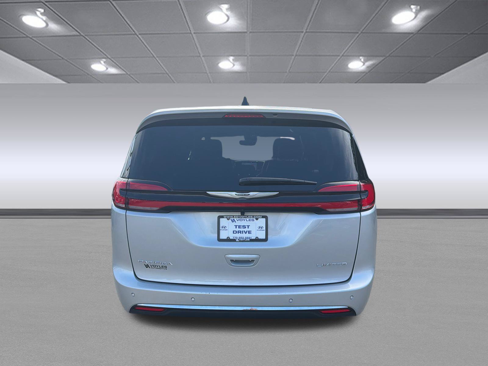 Used 2026 Chrysler Pacifica Limited FWD image 8
