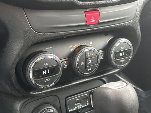 Used 2017 Jeep Renegade Altitude image 18