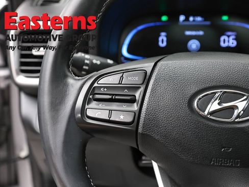 Used 2024 Hyundai Venue SEL FWD image 14