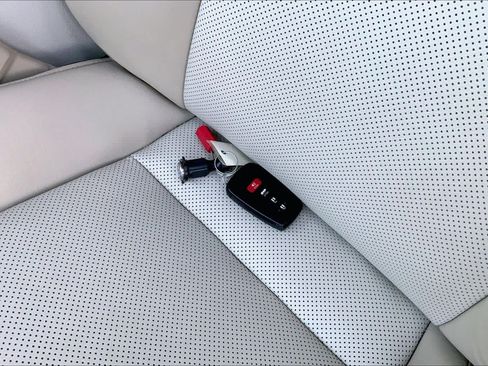 Used 2020 Toyota Camry XLE w/ Sunroof Package FWD image 13