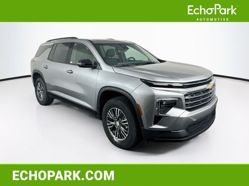 Used 2026 Chevrolet Traverse LT FWD image 1