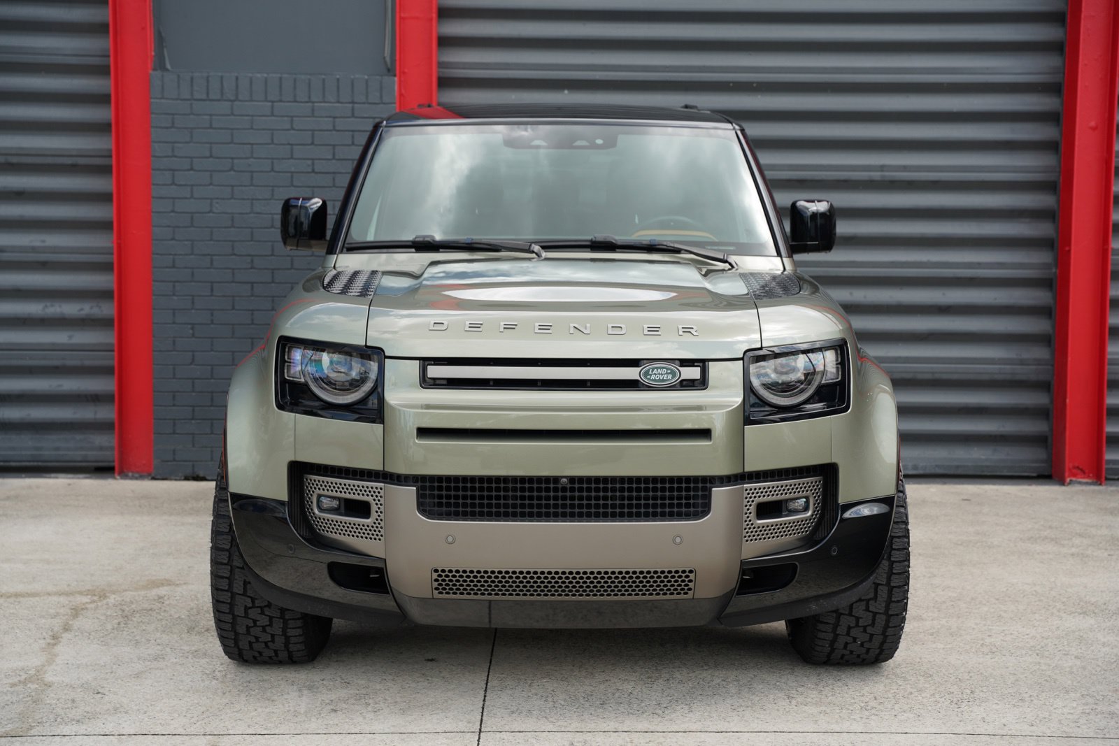 Used 2024 Land Rover Defender 90 X-Dynamic SE AWD/4WD image 2