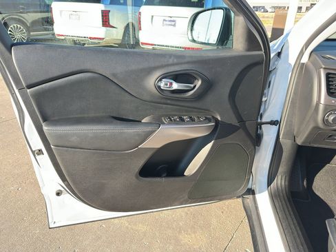 Used 2021 Jeep Cherokee Latitude image 10