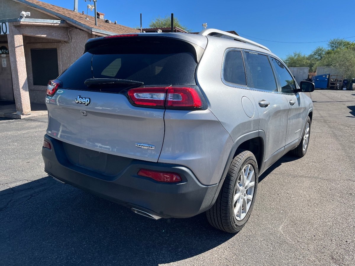 Used 2017 Jeep Cherokee Latitude FWD image 3