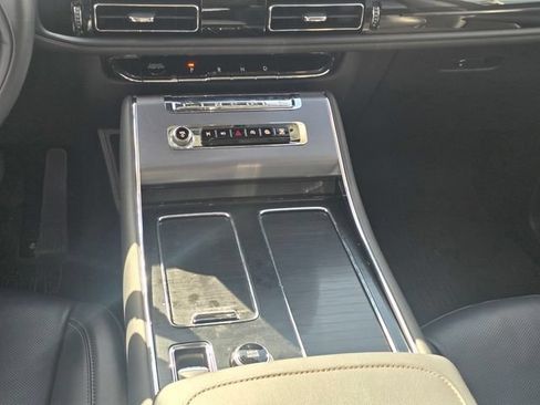 Used 2025 Lincoln Aviator 2WD image 19