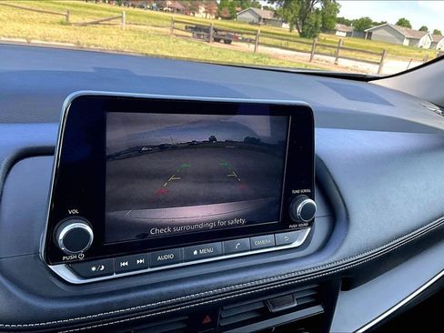 Used 2024 Nissan Rogue S FWD image 19