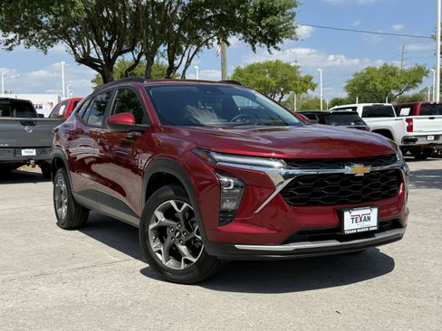 Used 2024 Chevrolet Trax LT w/ LT Convenience Package image 2