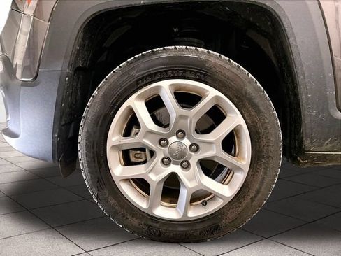 Used 2018 Jeep Renegade Latitude w/ UConnect 8.4 Nav Group AWD/4WD image 8