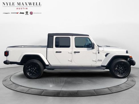 Used 2023 Jeep Gladiator Overland AWD/4WD image 17