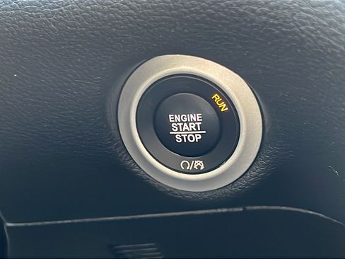 Used 2023 Chrysler Pacifica Touring image 25