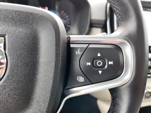 Certified 2025 Volvo XC40 B5 Plus AWD/4WD image 32