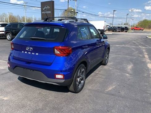 Used 2023 Hyundai Venue Limited FWD image 5