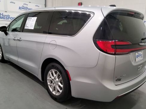 Used 2024 Chrysler Pacifica Touring-L FWD image 4