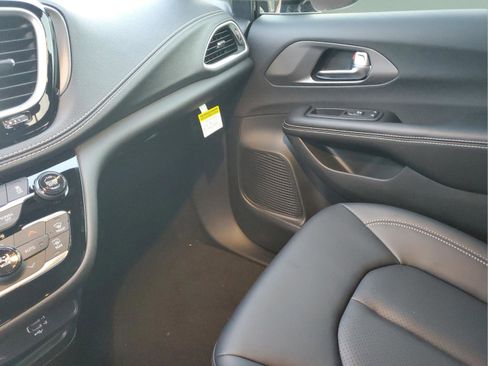 New 2026 Chrysler Pacifica Select FWD image 23