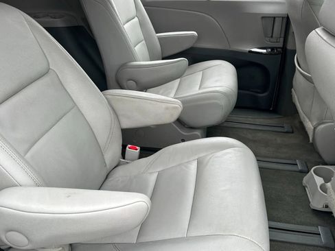 Used 2017 Toyota Sienna XLE Premium image 24