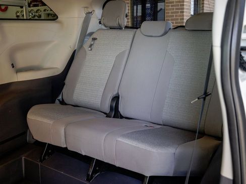 Used 2022 Toyota Sienna LE image 12