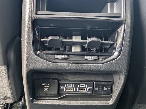 Used 2023 Jeep Grand Cherokee Limited w/ Black Appearance Package AWD/4WD image 16