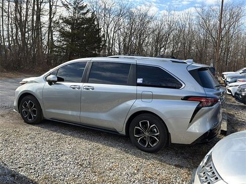Certified 2025 Toyota Sienna Platinum image 2
