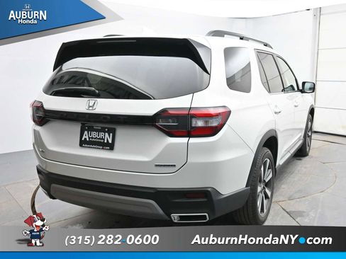 Used 2024 Honda Pilot Touring image 4